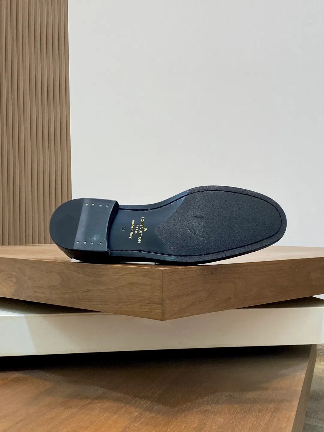 💰920 LV GLOVE slip-on loafers, top quality products produced in Guangzhou, ready for sale! These LV Glove loafers are made of selected soft crystal sheep leather. The leather surface has a slightly wrinkled texture and a very high-end texture. Each pair is unique. The leather surface is light and soft, with a delicate texture and good luster. It is a classic loafer style, with exquisite handmade mark stitching on the toe, and a square toe configuration to highlight the classic style. The horizontal band has hot-printed LV three-dimensional letters, semi-solid handcrafts and a genuine leather outsole, and a rubber patch on the heel to create wear-resistant performance and comfort. One of the must-have loafers for men! Comes with full original packaging! Code number: 39-40-41-42-43-44 (45 customized) standard leather shoe code